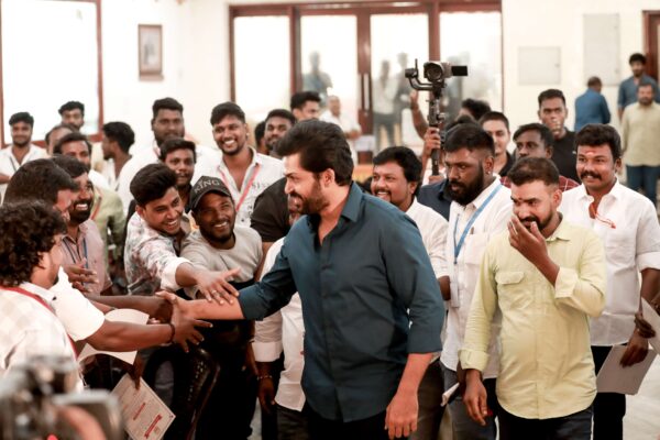 ரசிகர்களை நேரில்  பாராட்டிய  நடிகர் கார்த்தி..