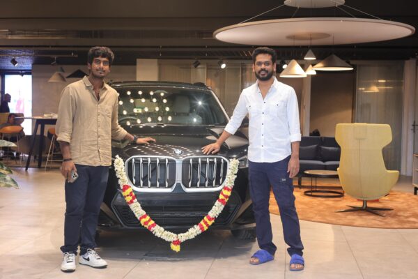 அபிஷன் ஜீவிந்த்திற்கு  கல்யாண பரிசாக,  கார் வழங்கியுள்ளார் மகேஷ் ராஜ் பசிலியான்