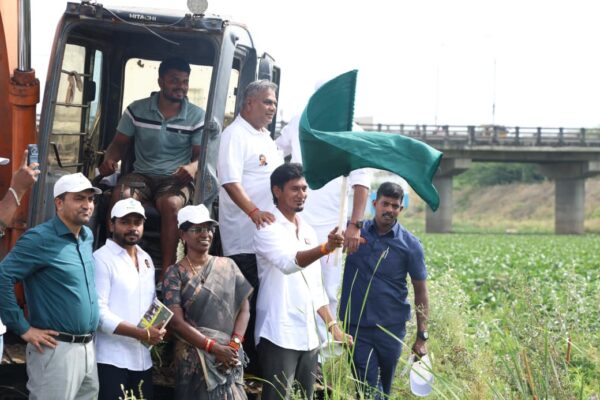 நீர்நிலைகளை தூர்வாரி பணியினை தொடங்கி வைத்தார் ஆனந்த் MLA