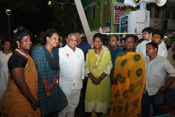 பாண்டி பஜாரில் பொதுமக்கள், வியாபாரிகளிடம் அமைச்சர் குறைகேட்பு